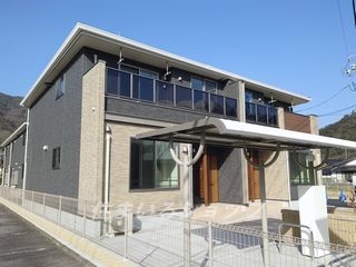 【広島市安佐北区上深川町のアパートの建物外観】