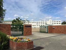 中学校　川西市立緑台中学校（中学校）まで2005m