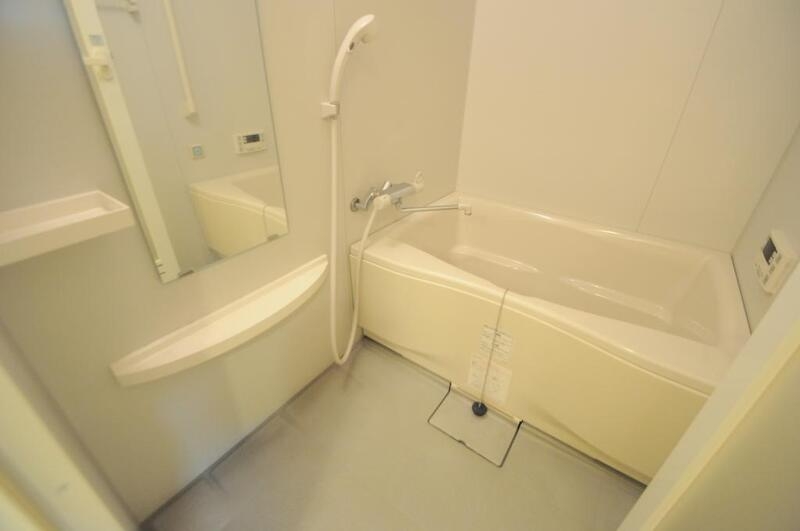 バス・シャワールーム　一般的なユニットのお風呂ですが、ちゃんと手すりもついてます。