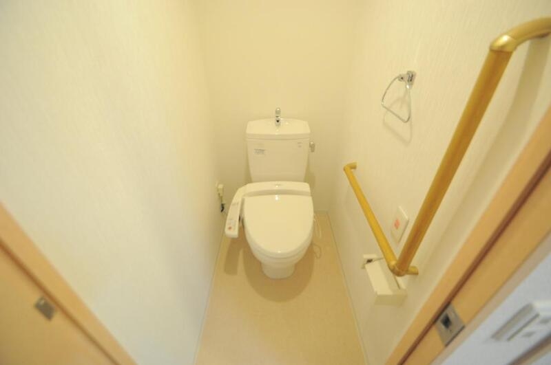 トイレ　おトイレにも手すりがついてます。足の悪い方には嬉しいですね♪