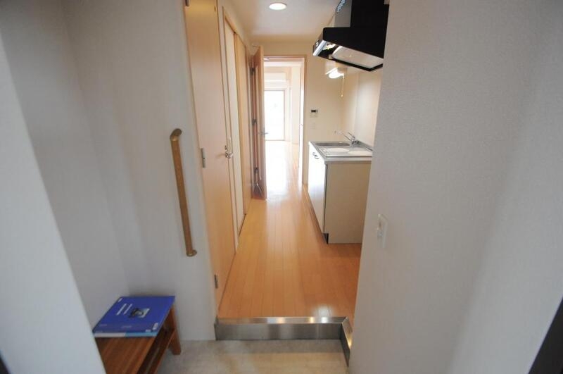 玄関　玄関には小椅子が置いてあり、腰掛けながら靴を履けます。