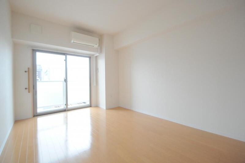 居室・リビング　単身向けでは広めのリビング。８．４畳もありますよ。