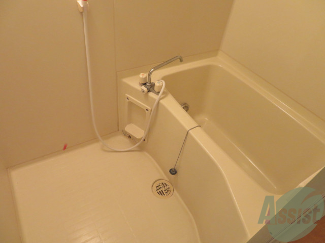 バス・シャワールーム　浴室はゆったりと浸かれるサイズ感になっています。