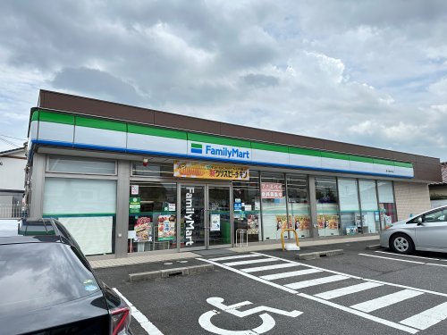 コンビニ　ファミリーマート 津久居中町店（コンビニ）まで682m