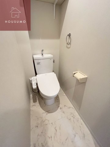 トイレ　落ち着いた色調のトイレです