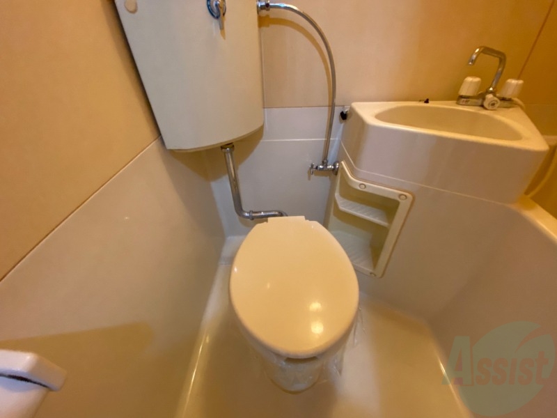 トイレ　ユニットバス内のトイレです。一人暮らしなら十分ですね。