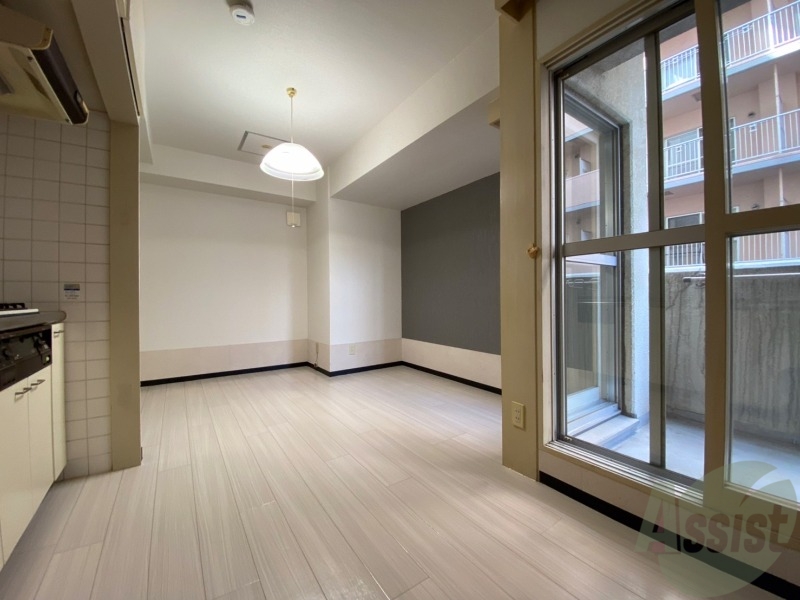 居室・リビング　リビングです。白を基調としていてお部屋全体が明るいですね！