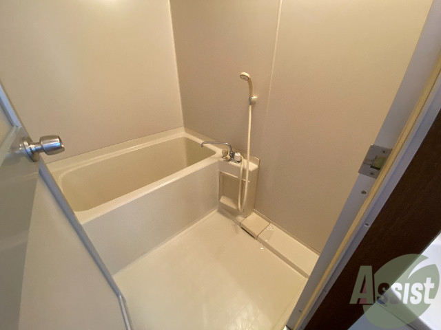 バス・シャワールーム　こちらお風呂になります。一日の疲れを癒してください。