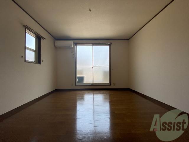 居室・リビング　陽が良く入ってくるのが分かります。暖かくて気持ちいいですね