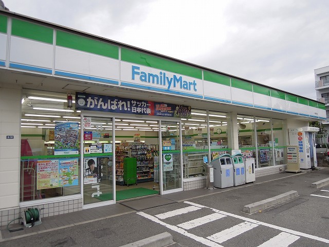 コンビニ　ファミリーマート箕面半町店（コンビニ）まで752m