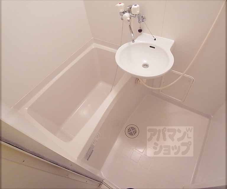 バス・シャワールーム　バスルームです。