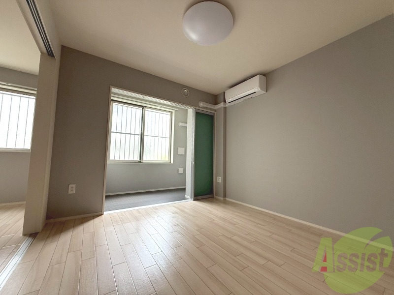 居室・リビング　統一感のある、開放的で広いリビングになっております。