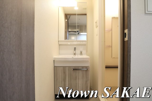 洗面設備　独立洗面台、朝の身支度には欠かせません