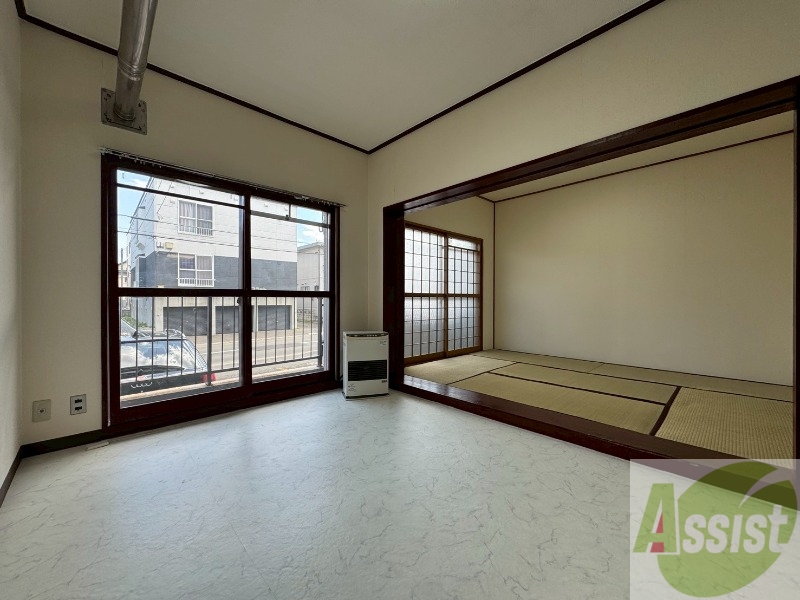 居室・リビング　リビングです。窓が大きくて明るいですね！