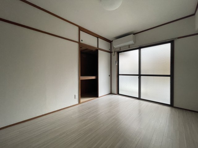 居室・リビング　同物件別室です。