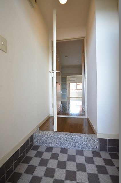 玄関　写真は別号室のものです。
