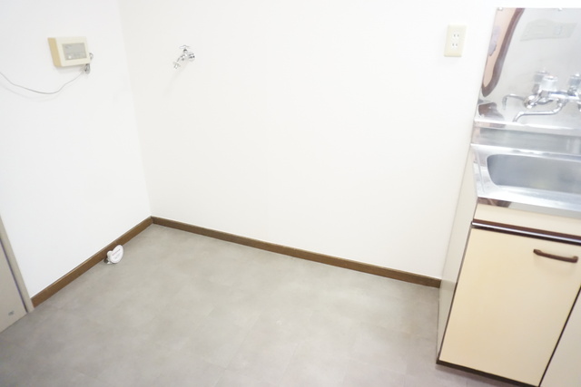 キッチン　キッチン横に冷蔵庫置き場があります