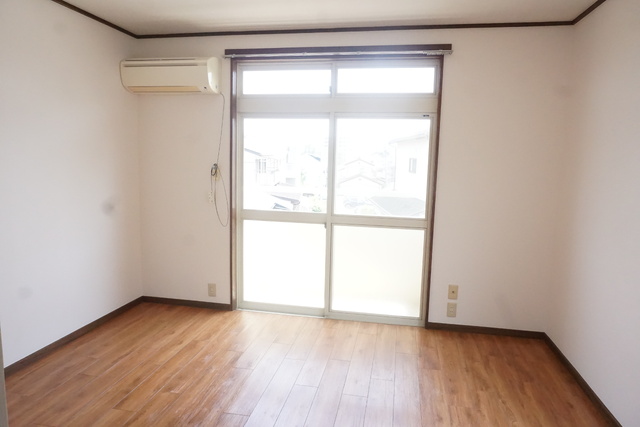 居室・リビング　２面採光の洋室７帖です