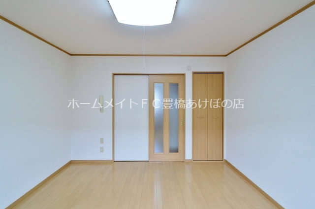 居室・リビング　同型別部屋写真（反転）