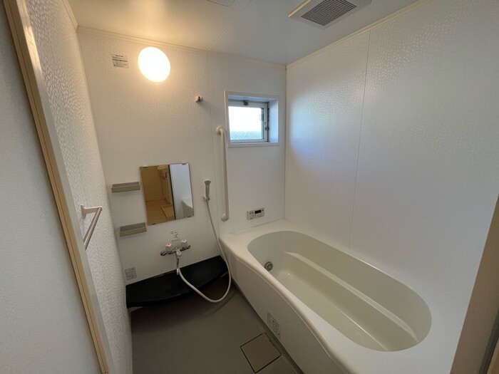 バス・シャワールーム　追い焚き機能付きのお風呂です♪