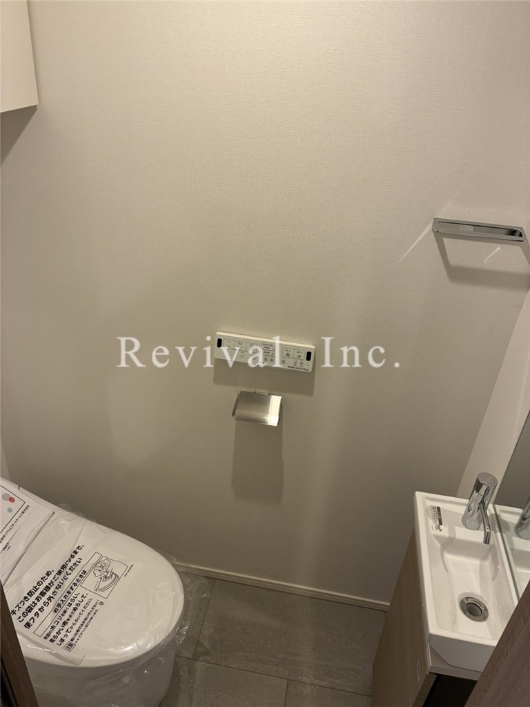 トイレ　手洗い付き・シャワートイレでございます