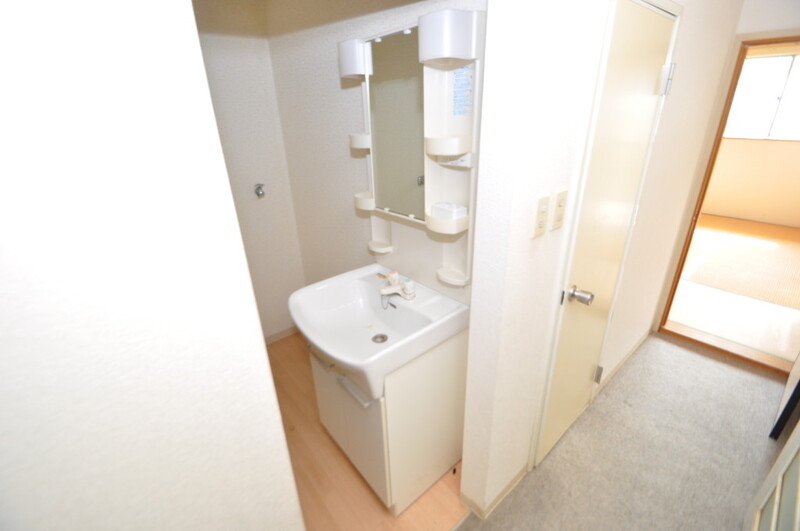 洗面設備　独立洗面台があるので水廻りの備品が収納できて便利です