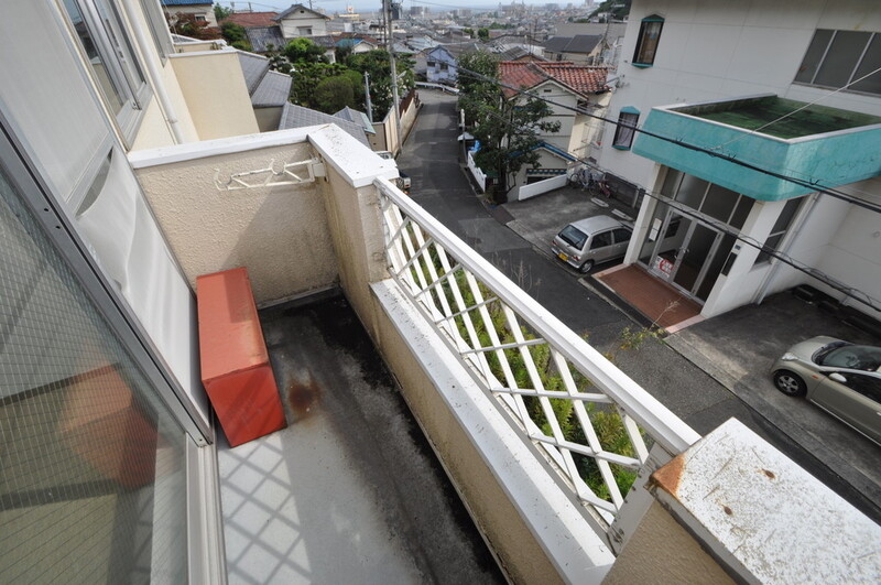 バルコニー　バルコニーは陽当たりが良く、洗濯物も気持ち良く乾きます。