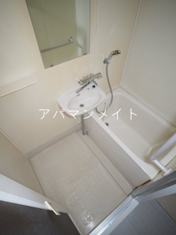 バス・シャワールーム　コンパクトで使いやすいお風呂です