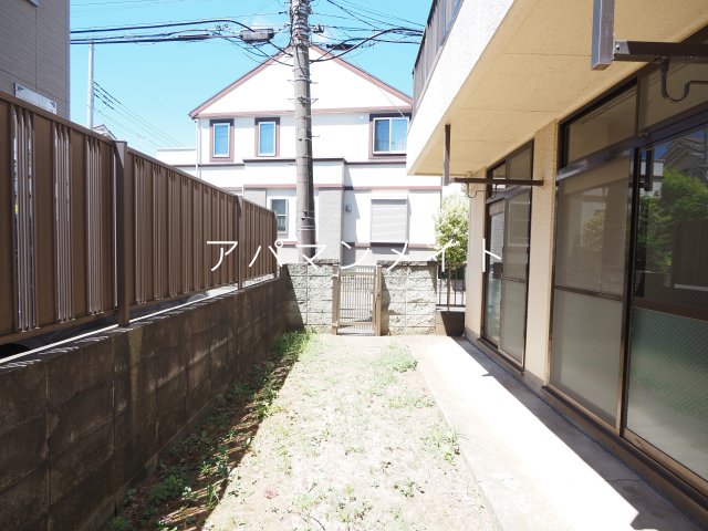 バルコニー　お部屋の前のスペースで洗濯物が干せます