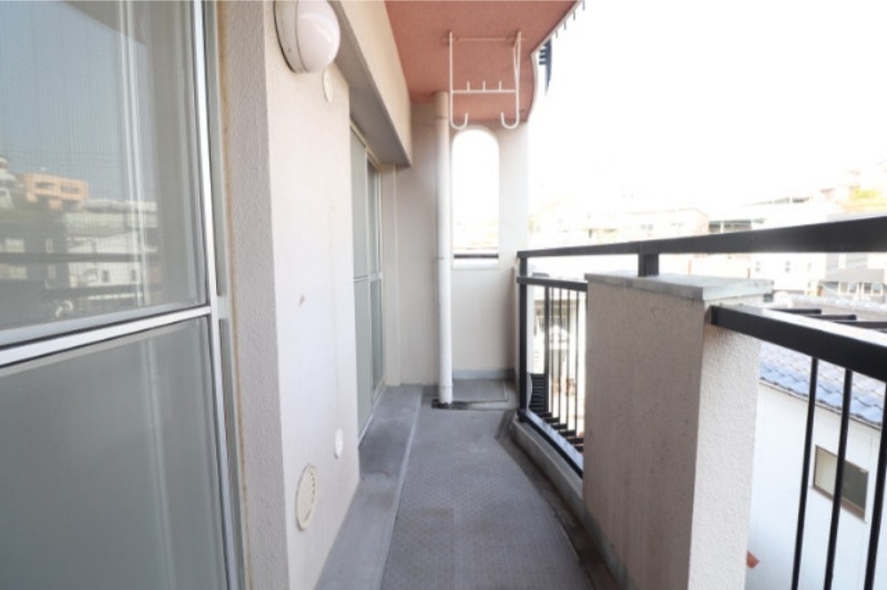 バルコニー　広いバルコニーは陽当りが良く、近くに緑もある心地よい空間です