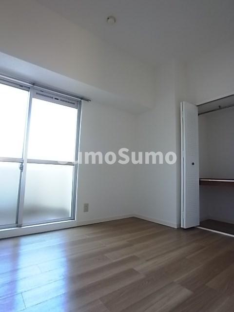 その他部屋・スペース　落ち着いた色調の寝室です