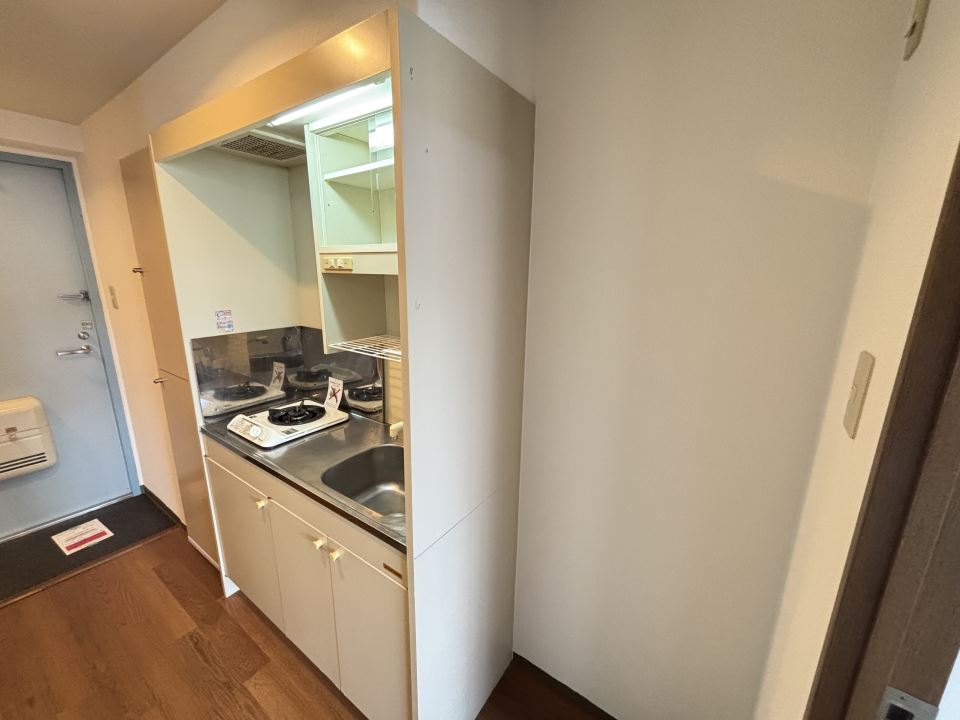 キッチン　１口ガスコンロ付きの２畳のキッチンです