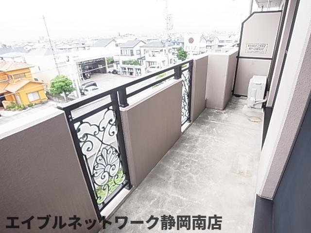 バルコニー　暖かな日差しのふりそそぐバルコニー