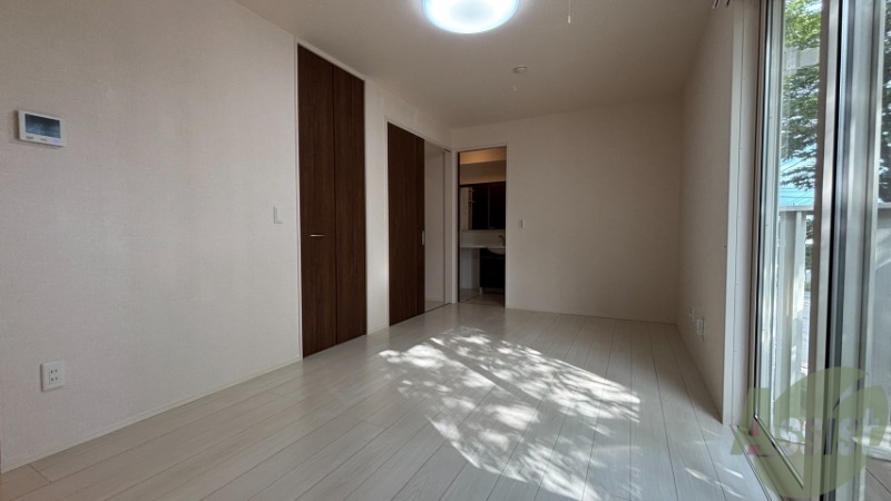 その他部屋・スペース　リビングが寝室にもなりそうですね。ベットは余裕で置けます。