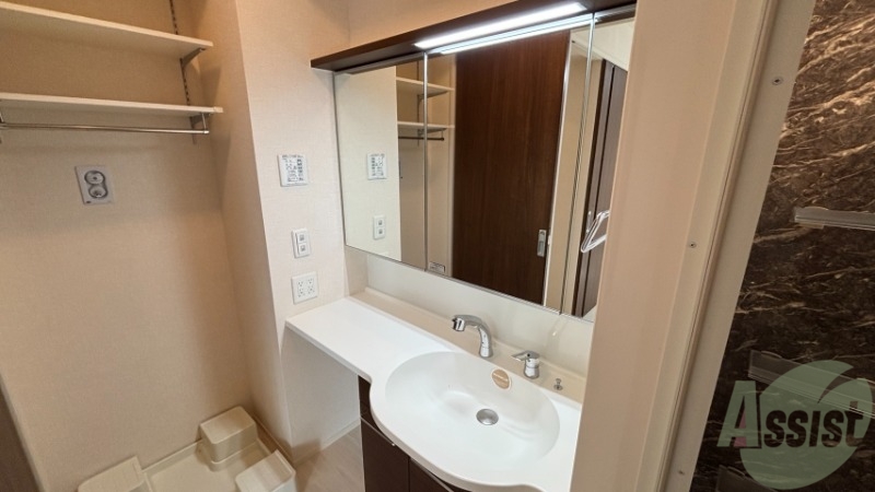 洗面設備　洗面台は大きくて広々使えそうです。準備もしやすいですね。