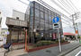 銀行　かながわ信用金庫村岡支店　徒歩１分（銀行）まで55m