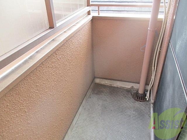 バルコニー　広いわけではありませんが一人分の洗濯物干すなら十分ですね。