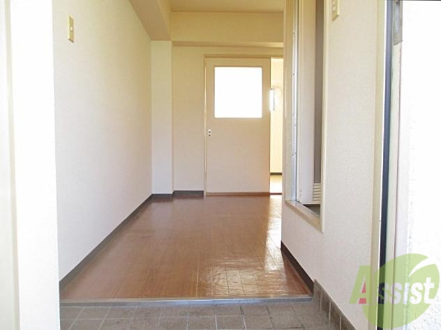 玄関　すいません下駄箱ありません。ただ広いので単身なら必要ないかも