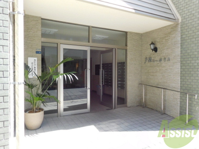 エントランス　落ちついた外観にマッチしたエントランス