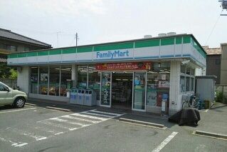 コンビニ　ファミリーマート草間町店（コンビニ）まで688m