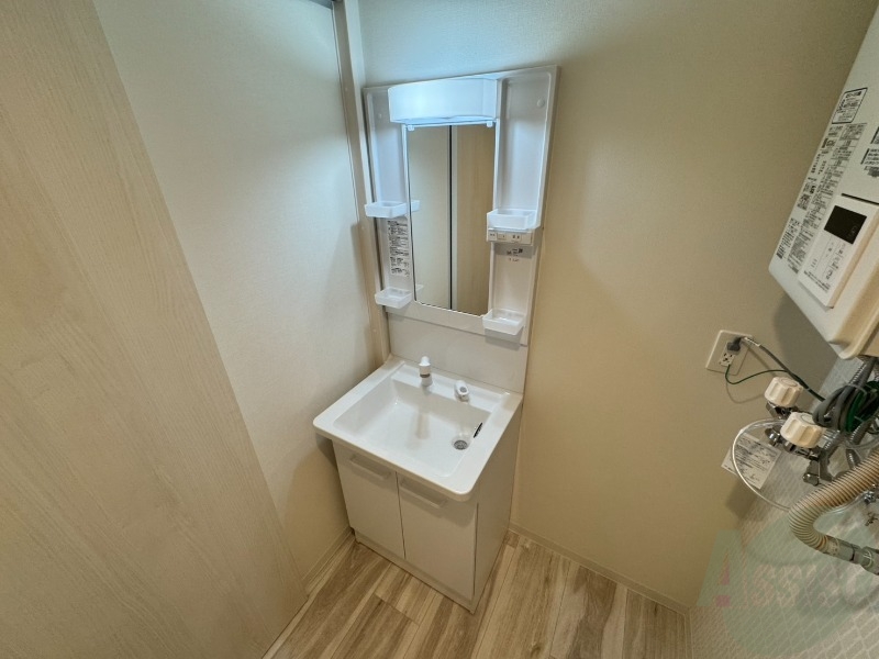 洗面設備　大きくて使いやすそうな独立洗面台になっています。