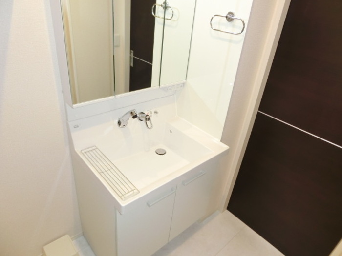 洗面設備　三面鏡付洗面化粧台