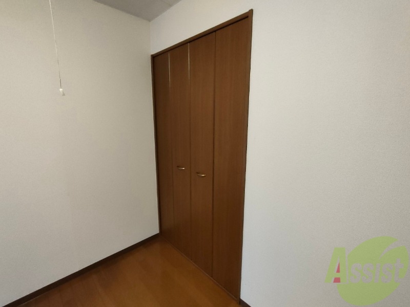 収納　こちらの収納にはハンガーをかけて服もしまえますね。