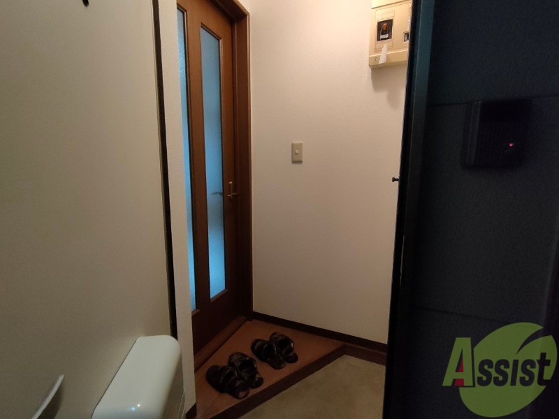 玄関　玄関です。すぐ広いリビングにつながっています。