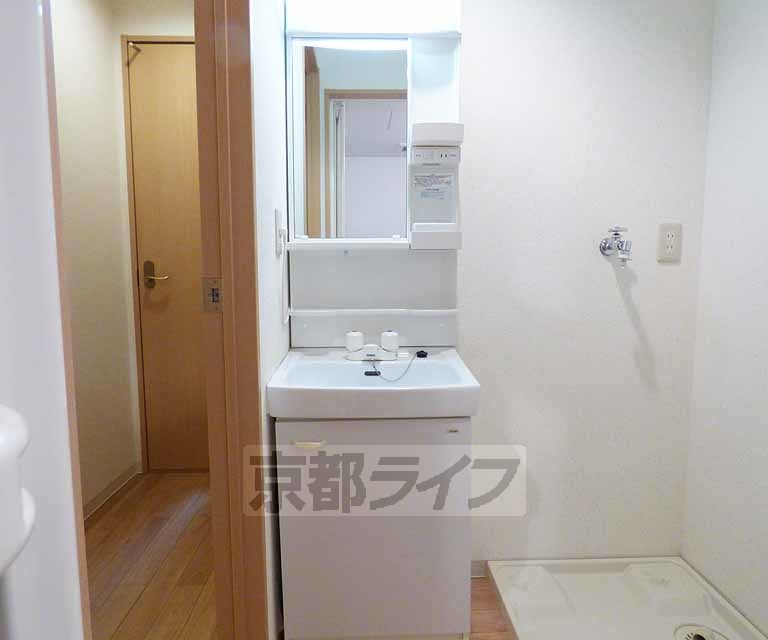 洗面設備　綺麗洗面台です。