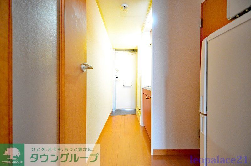 玄関　「同タイプの部屋の写真です」「現況優先」