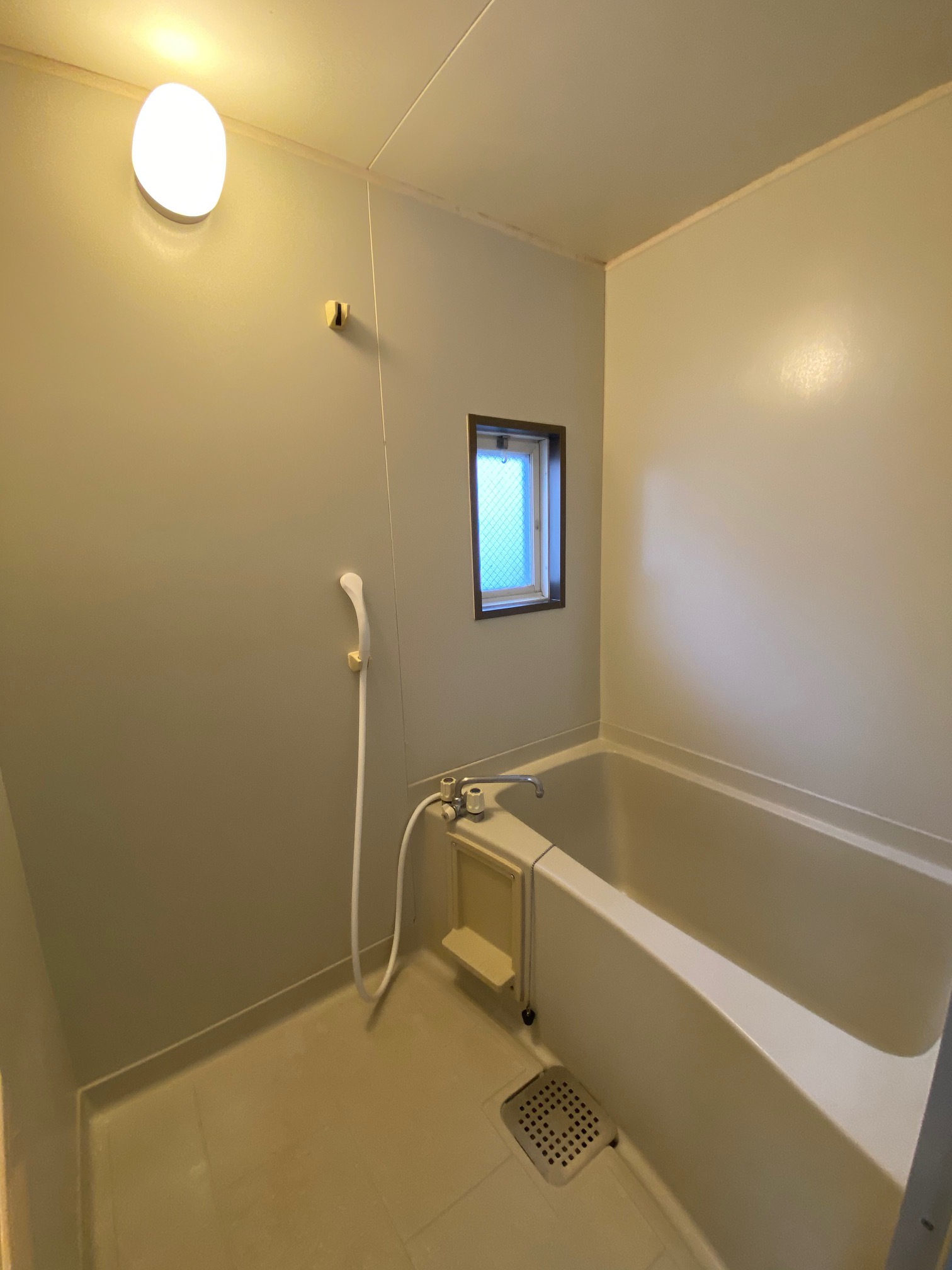 バス・シャワールーム　窓があるから換気できます