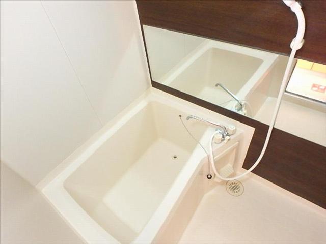 バス・シャワールーム　大きな鏡があって清潔感のあるお風呂です。