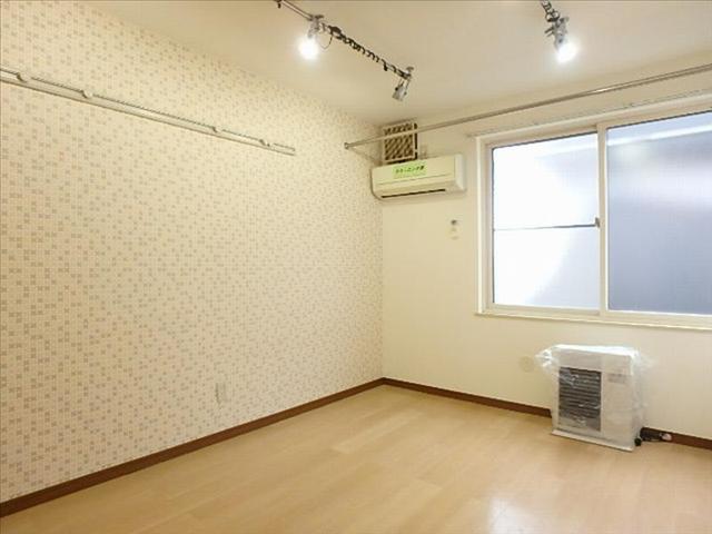 居室・リビング　アクセントクロスでオシャレなお部屋です。