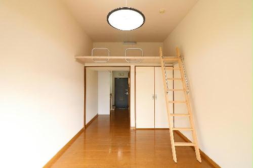 居室・リビング　（※一部の号室で家具家電なし）１Ｆフローリング仕様・２Ｆ絨毯